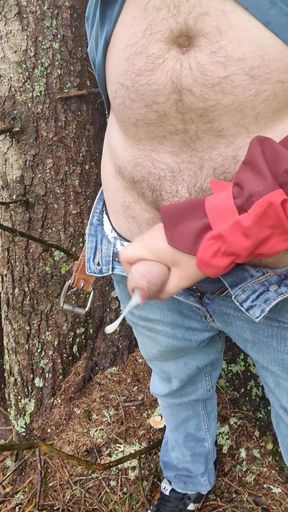 Felation on a risky hike in the forest