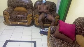 james brayan abandonne sa femme sur le lit conjugal et se masturbe tout seul au salon..