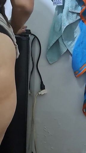 He Seduces the Latina Maid with a Huge Ass and They End up Fucking