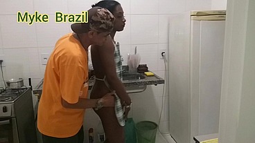A diarista Roberta Dias vai fazer faxina e chama o Myke Brazil para comer ela