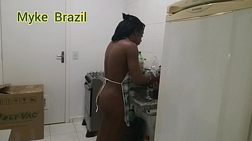 A diarista Roberta Dias vai fazer faxina e chama o Myke Brazil para comer ela