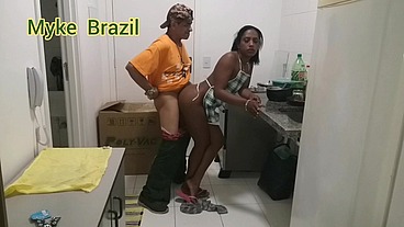 A diarista Roberta Dias vai fazer faxina e chama o Myke Brazil para comer ela