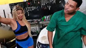 Loira gostosa foi pegar o carro na oficina e o mecanico safado enrolou ela pra ganhar uma foda