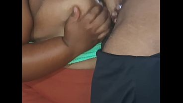 ENTEADA CRENTE ESCREVE BILHETE PARA O PADRASTO, O MEIO IRMAO ACHA E FODE CU DA MADRASTA POR ENANO DEIXANDO A MEIA IRMA COM TESAO