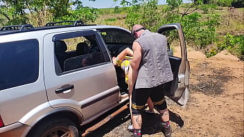 Casal vai acampanhar no Hallowen e sua esposa acaba sendo fodida pelo Canibal