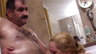 Eva Anders lässt sich im Badezimmer ihren dicken Arsch ficken.