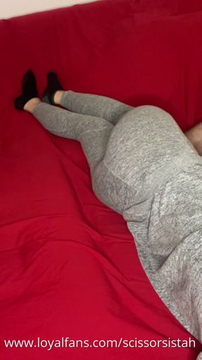 Bodyscissor on the sofa (Grey leggings)