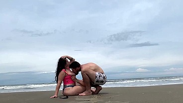 Transando em público na praia com a gostosa da Camila Gaucha COMPLETO
