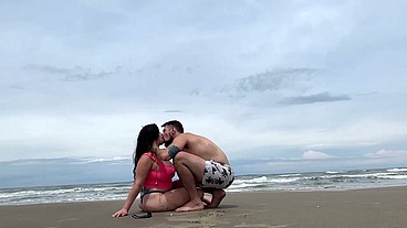 Transando em público na praia com a gostosa da Camila Gaucha COMPLETO