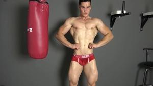 EastBoys: Muscle amateur likes good fucking