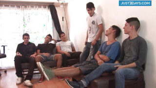 Puttane gay fanno sesso di gruppo estremo martellandosi a pelo fino a ricevere enormi eiaculazioni