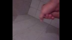 Me la jalo en el ba&ntilde_o