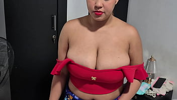 Venezuelan arrived in the United States and lets herself be recorded, but with great shyness.
