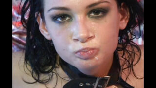 Tory Lanes massiva bröst studsar i latex när hon blir analt knullad i en trekant innan hon sväljer sperma