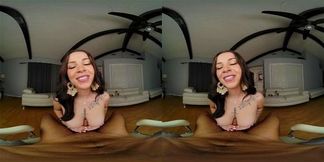 Busty Babe Bella Luna Make Up For Lost Time With Wet Pussy VR Porn