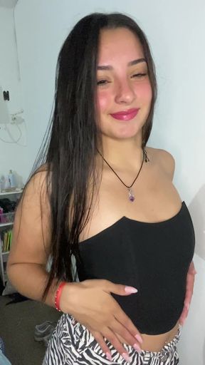 Teen onlyfan shows off her tits