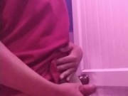 Alan Tokers sé masturba en él bañó