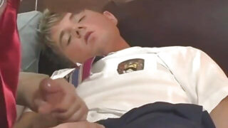 Üniformalı genç ve yakışıklı Tyler Berke, penisi emiyor, sertçe üstüne biniyor ve anüsünden ilişkiye giriyor.