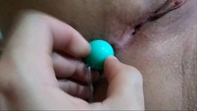 Dia da beleza da Bianca depilando o cu e a buceta a laser e acaba relaxando com as bolinhas