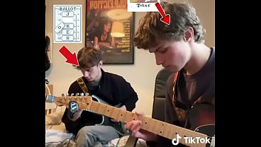 Hombre baltro se toca incre&iacute_blemente la guitarra junto a su amigo balatres