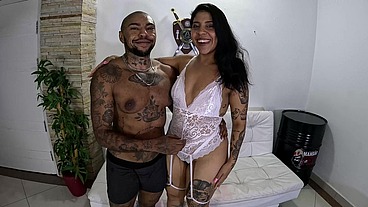 Um casal diferente com um homem trans e Ted mete o ferro nos dois
