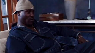 A asiática Lyla Lei tem o cu fodido por um pau preto enorme.