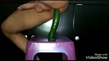 Socando pepino no cu