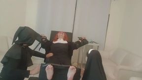 Monja es torturada con muchas cosquillas sin palabra de seguridad (colaboración)