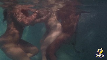 Trisal fazendo festa na piscina