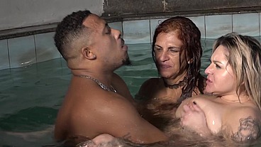 Trisal fazendo festa na piscina
