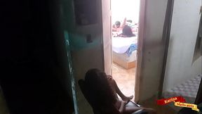 Peguei minha irm&atilde_ e meu tio transando e fiquei na portar do quarto me tocando...