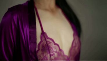 ISTRIKU SEXY BANGET PAKAI LINGERIE SATIN UNGU - BOKEP INDO TERBARU VIRAL