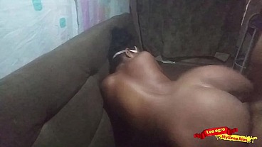 Fudendo com meia-irmã no sofá dos avós.