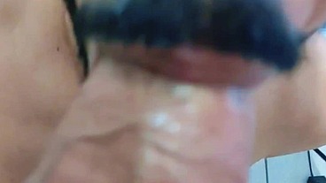 MINHA VIZINHA TEM MEDO DO MARIDO DELA RASGAR SEU CUZINHO, ENTÃO ELE VEM ESCONDIDO COMER O RABO DE OUTRO MACHO.