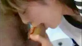 Dama asiática atlética y heterosexual montando su polla con pasión