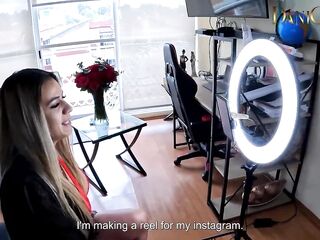 MI COMPAÑERA DE CUARTO ME PAGA SU RENTA CON UNA MAMADA / la chica del dragon