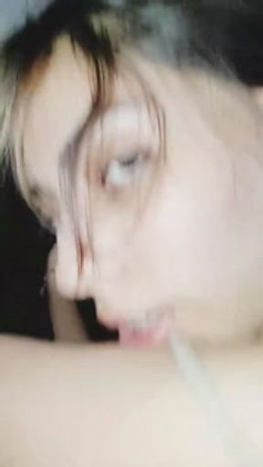 Putita me pide leche y se la doy