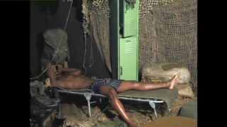 Unga svarta homosexuella slynor får sina rumpor knullade hårdporr med massiva kukar