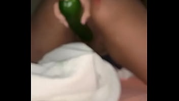 Jovencita de 23 a&ntilde_os tocandose con un pepino, muy caliente