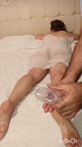 Turkish housewife gets massage at home