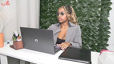 VICKY A SECRETÁRIA TRABALHANDO SEM CALCINHA SEDUZINDO O OFFICE BOY