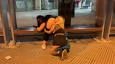 Amigas Aprontando no centro da cidade em público, a Rabuda e a Peituda gozaram na oliveira lima gostoso. - Manddy May