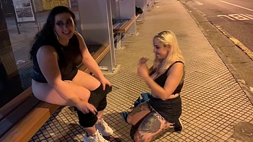 Amigas Aprontando no centro da cidade em público, a Rabuda e a Peituda gozaram na oliveira lima gostoso. - Manddy May
