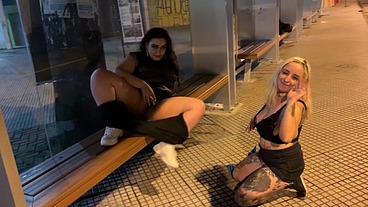 Amigas Aprontando no centro da cidade em público, a Rabuda e a Peituda gozaram na oliveira lima gostoso. - Manddy May