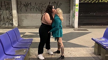 Amigas Aprontando no centro da cidade em público, a Rabuda e a Peituda gozaram na oliveira lima gostoso. - Manddy May