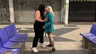 Amigas Aprontando no centro da cidade em público, a Rabuda e a Peituda gozaram na oliveira lima gostoso. - Manddy May