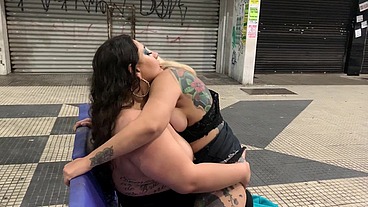 Amigas Aprontando no centro da cidade em público, a Rabuda e a Peituda gozaram na oliveira lima gostoso. - Manddy May