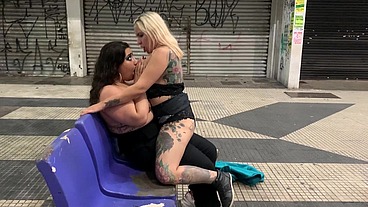Amigas Aprontando no centro da cidade em público, a Rabuda e a Peituda gozaram na oliveira lima gostoso. - Manddy May