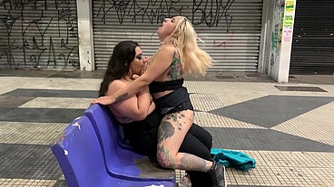 Amigas Aprontando no centro da cidade em público, a Rabuda e a Peituda gozaram na oliveira lima gostoso. - Manddy May