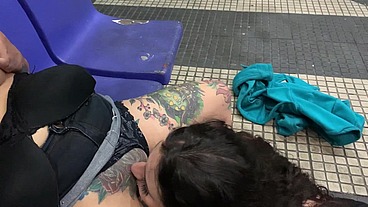 Amigas Aprontando no centro da cidade em público, a Rabuda e a Peituda gozaram na oliveira lima gostoso. - Manddy May